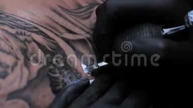 近距离纹身艺术<strong>家展</strong>示了一个客户背上有油漆的黑色纹身的过程